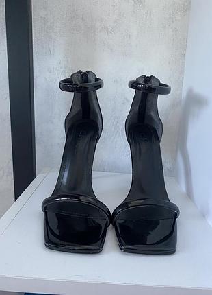 Лаковані босоніжки на каблуку