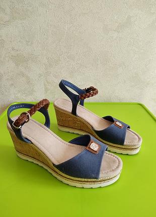Удобные женские босоножки 38 размера с декором в виде якоря