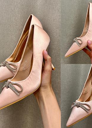 Туфлі з  з бантом та гострим носком в пудровосу колярі