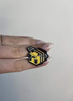 Пін значок металевий брошка летюча бджілка з minecraft