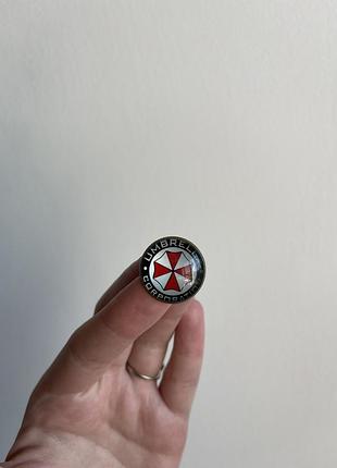 Металева брошка значок логотип umbrella corporation — resident evil