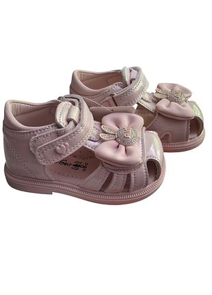 Босоножки для девочки с закрытым носком и пяткой.