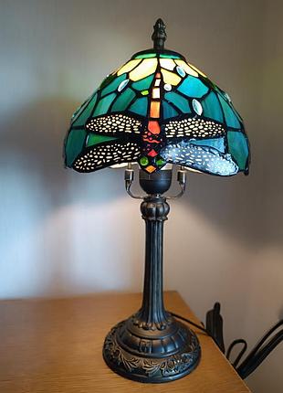 Лампа в стиле тиффани tiffany. мозаичная лампа с бабкой (стрекоза)
