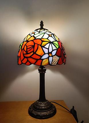 Лампа в стиле тиффани. tiffany. мозаичная лампа