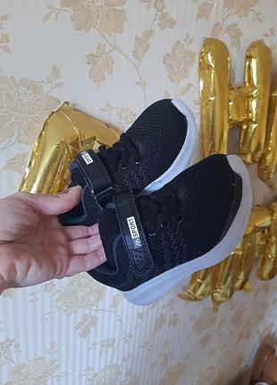 Кроссовки на мальчика 28 размер черные белая подошва