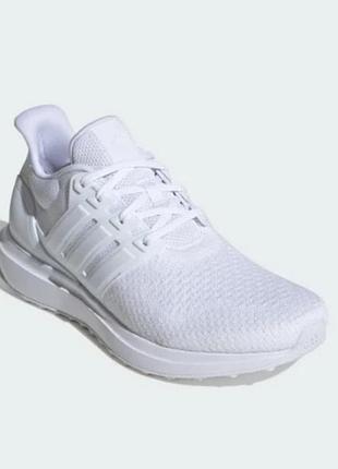 Кросівки відомого бренду adidas.