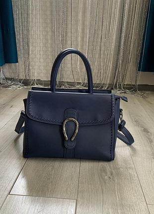 Сумка синього кольору шкіряна  вмістка елегантна