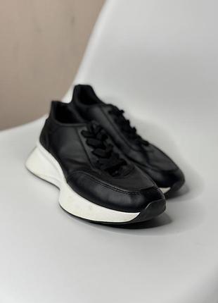 Чорні з білою підошвою