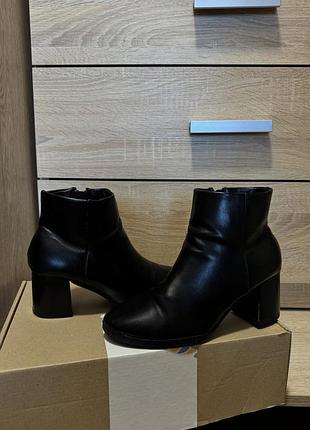 Демісезоні чорні чобітки