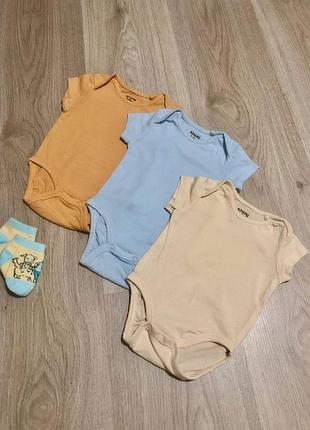 3 дитячі боді+ шкарпетки у подарунок