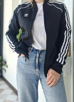 Культовая олимпийка кофта из переработанных материалов adidas primeblue sst