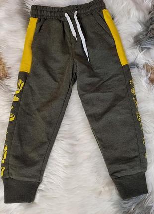 Спортивные штаны на мальчика.