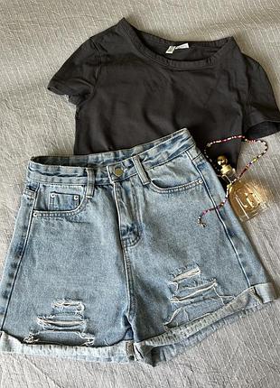 Жіночі короткі джинсові шорти зі рваностями на високій посадці