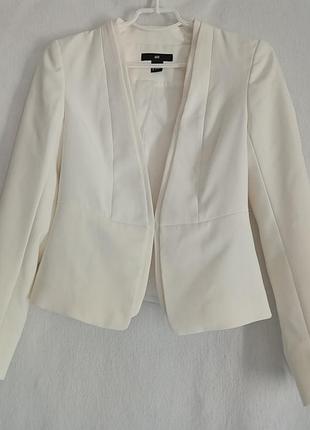 Белый пиджачок.