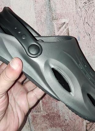 Літні шльопанці, сабо, крокси