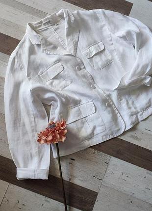 Лляний жакет із накладними кишенями.