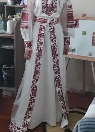 Платье вышиванка со съемным шлейфом