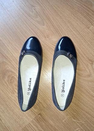 Туфли темно-синего цвета на небольшом кольцах