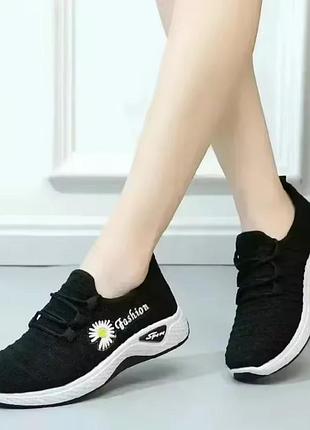 Стильні трендові спортивні кросівки сітка базове взуття fashion sport