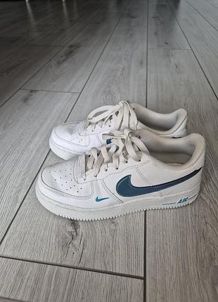 Кроссовки белые с голубым лого nike air force 1
