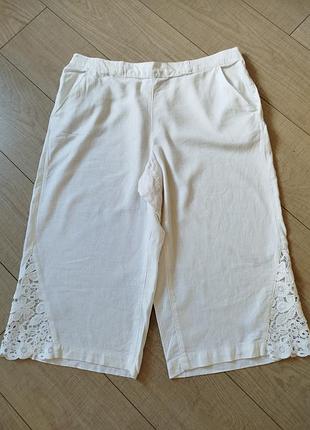 Білі лляні шорти бриджи на пишні форми