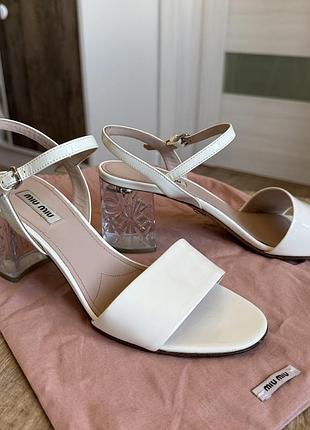 Босоніжки білі жіночі miu miu