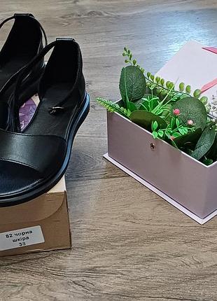 Кожаные босоножки размер 38, стелька 24.5 см, выполненные в украинском.