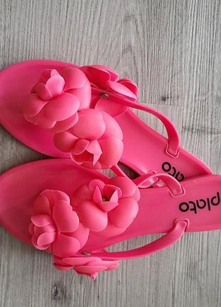 Яркие вьетнамки от plato