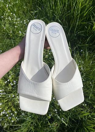 Білі босоніжки на каблуку з квадратним носом y2k 40р