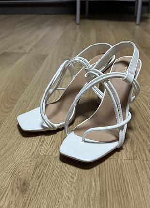 Розпродаж! босоніжки нові від prettylittlething3 фото