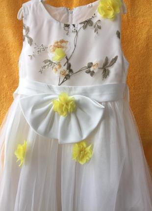 Платье нарядное белое с желтыми цветами. размер рост 110    1283 фото