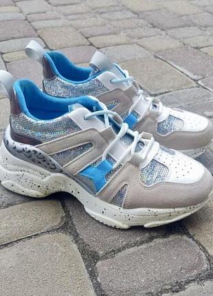 Жіночі кросівки