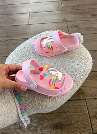 Яркие шлепанцы