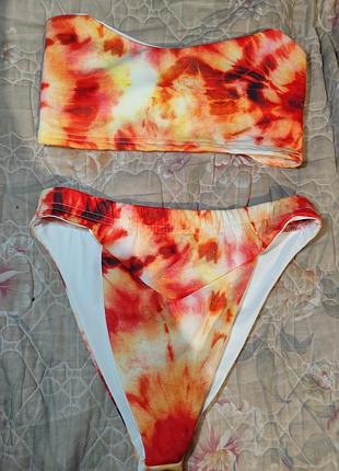 Стильний яскравий відкритий купальник в басейн пляж тренування.