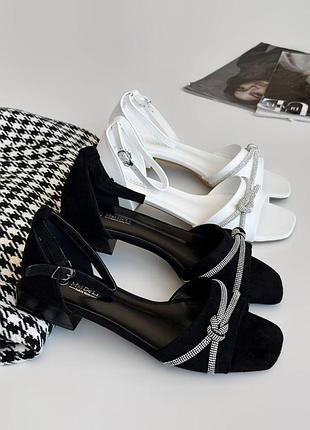 Жіночі низькі босоніжки з ремінцем