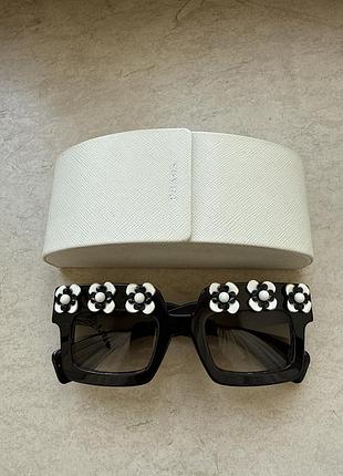 Сонцезахисні окуляри prada