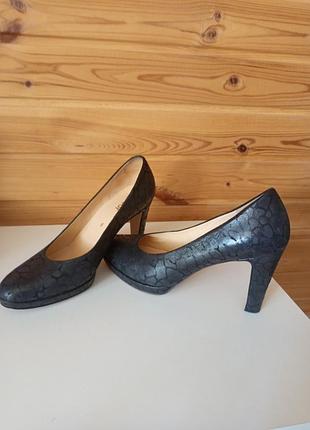 Туфлі жіночі на підборах