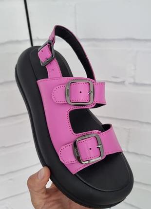 Розовые босоножки на танкетке