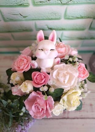 Букет из милой ручной работы в плетеной корзине с очаровательным зайчиком