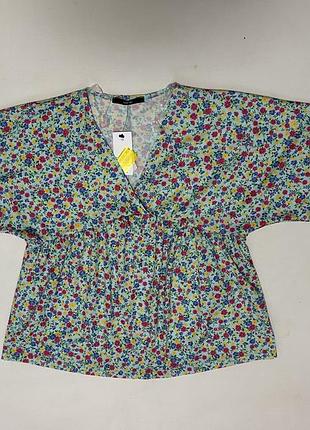 Яскрава футболка