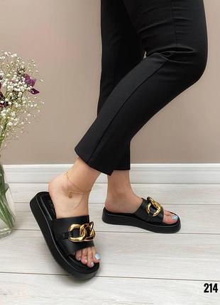 Чорні шльопанці з ланцюжком шльопки з золотим ланцюгом чорні шоьопки літні жіночі шльопанці