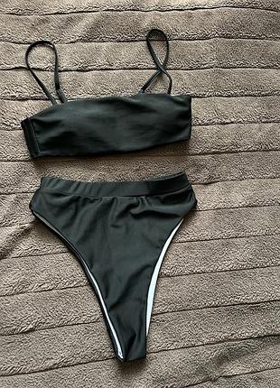 Чорний купальник в наявності