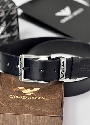Ремень из натуральной кожи armani с металлической пряжкой в подарочной брендовой упаковке