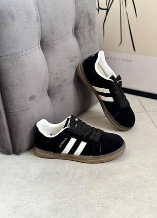 Кросівки жіночі