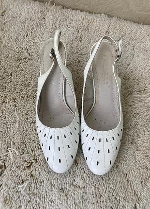 Босоніжки жіночі білі на підборі 37-38