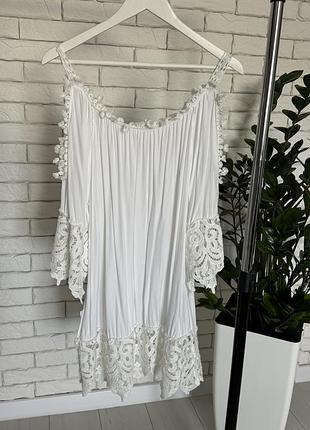 Біла літня вільна приємна до тіла сукня з мереживом та відкритими плечима