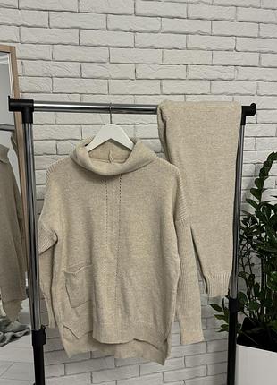 Теплий бежевий костюм светр з горлом та штани