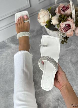 Шлепанцы с камнями