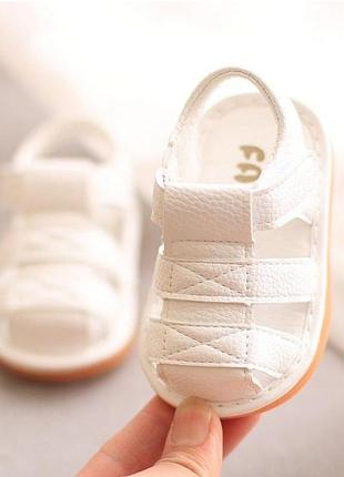 Дитячі босоніжки для хлопчиків та дівчаток