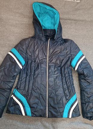 Женская демисезонная стеганая куртка из плащевой ткани с отстегивающимся капюшоном 48-50 размер